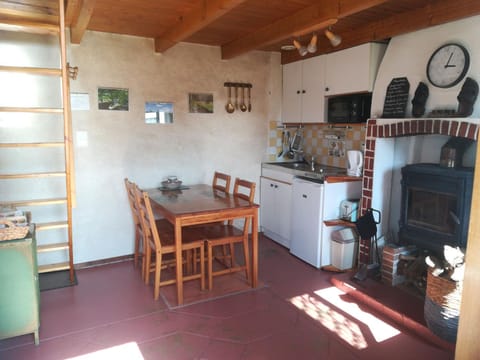 Kitchen or kitchenette, Dining area, heating, pet friendly, stove