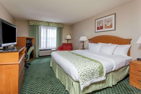 Days Inn & Suites by Wyndham Warren Hotel in Warren