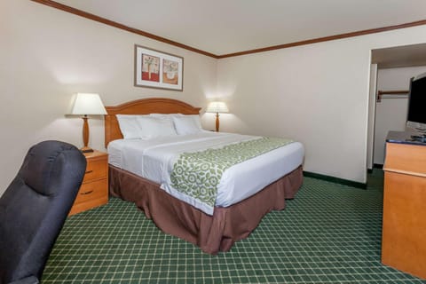 Days Inn & Suites by Wyndham Warren Hotel in Warren