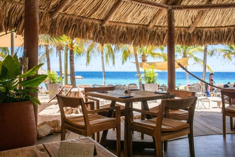 Restaurant/places to eat, Dining area, Beach