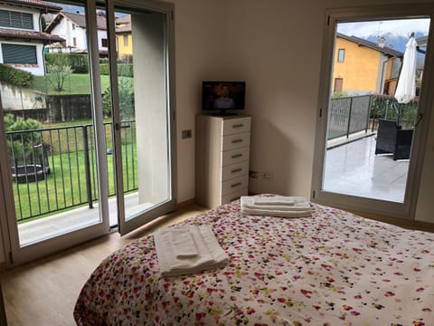 TV and multimedia, Balcony/Terrace, Photo of the whole room, Bedroom, towels