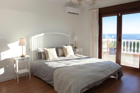 Bedroom, Mountain view, Sea view