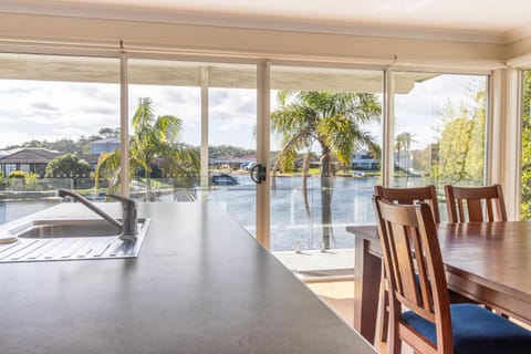 Unbeatable Waterfront Location Casa in Sussex Inlet