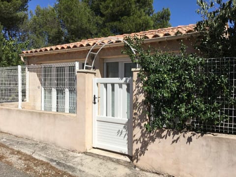 pretty gite with heated pool in cavaillon, beautiful view on the luberon mountains, 4 people. House in Cavaillon