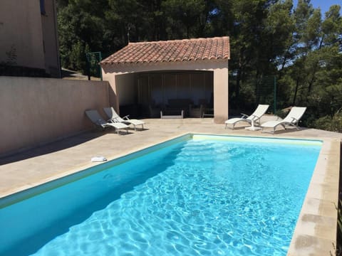 pretty gite with heated pool in cavaillon, beautiful view on the luberon mountains, 4 people. House in Cavaillon