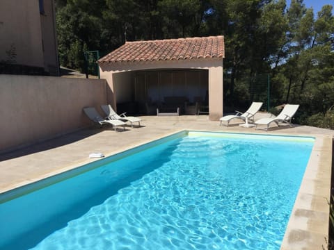 pretty gite with pool in cavaillon, beautiful view on the luberon mountains, 4 people. House in Cavaillon