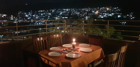 Restaurant/places to eat, Balcony/Terrace