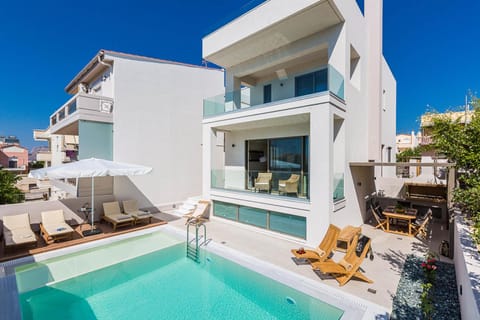 Property building, Patio, Pool view, Swimming pool, sunbed