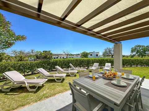 Patio, Spring, Garden, Dining area, Food, Garden view, sunbed