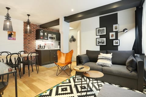 TV and multimedia, Kitchen or kitchenette, Living room, Seating area, Dining area