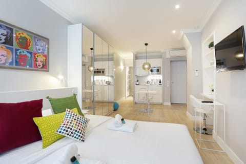 TV and multimedia, Photo of the whole room, Decorative detail, Bedroom