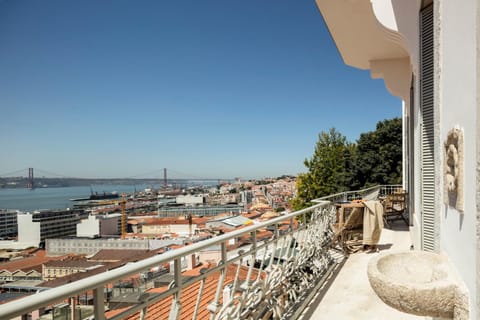 Balcony/Terrace, City view, River view