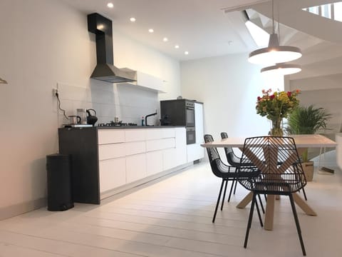 Coffee/tea facilities, Kitchen or kitchenette, Photo of the whole room, Dining area