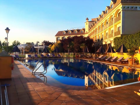 Property building, Day, Pool view, Swimming pool, sunbed