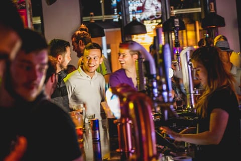 Nightclub / DJ, Entertainment, Alcoholic drinks, group of guests