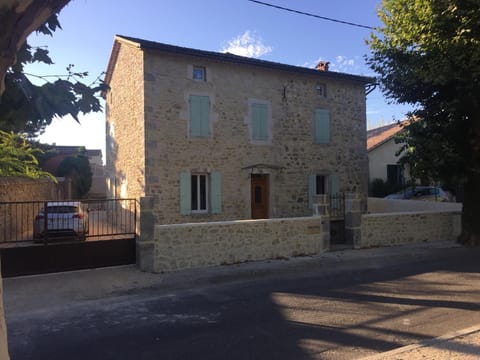 Facade/entrance, Mountain view, Street view