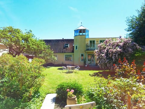 Property building, Facade/entrance, Garden, Garden view