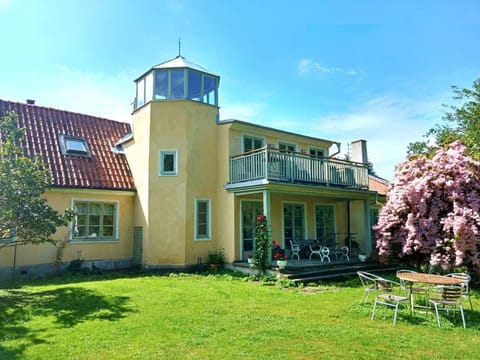 Property building, Facade/entrance, Garden, Garden view