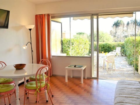 Appartement Le Lavandou, 1 pièce, 4 personnes - FR-1-251-187 Condo in Le Lavandou