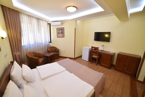 Bed, TV and multimedia, Bedroom