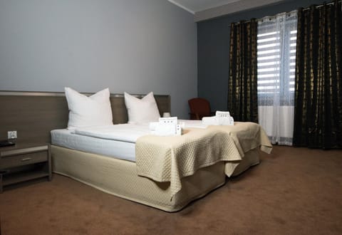 Bed, Photo of the whole room, Seating area, Bedroom