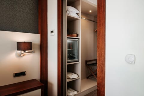 minibar, wardrobe