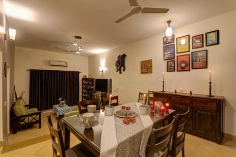 Living room, Seating area, Dining area, fireplace, air conditioner