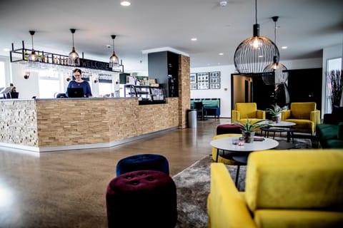 Staff, Spring, Day, Lobby or reception, Lounge or bar, Decorative detail, Seating area, Dining area, On site, Breakfast, Continental breakfast, Drinks, Alcoholic drinks, Alcoholic drinks, Non alcoholic drinks, Non alcoholic drinks
