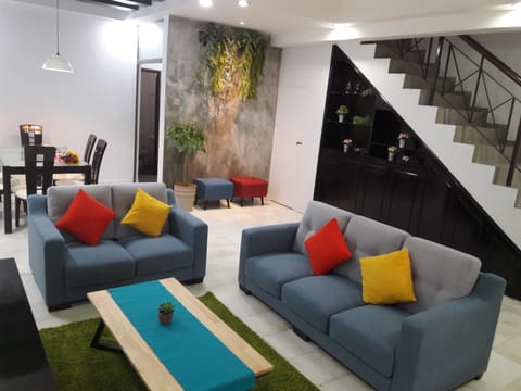 Escape to Bukit Indah Legoland Retreat Your 5BR Homestay for 1-16 Guests Urlaubsunterkunft in Johor Bahru