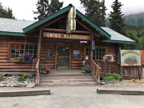 Gwin's Lodge & Roadhouse Natur-Lodge in Cooper Landing