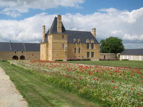 Property building, Nearby landmark, Garden, Garden view, Landmark view