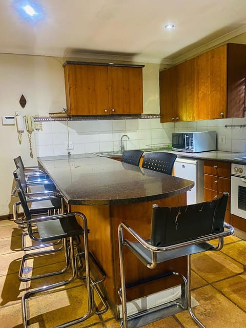 Kitchen or kitchenette, Living room, Seating area, Dining area, minibar, stove