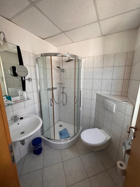 Shower, Toilet