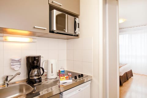 Kitchen or kitchenette, Bedroom