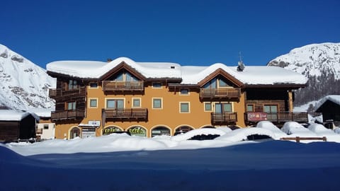 Facade/entrance, View (from property/room)