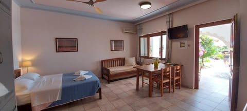 Facade/entrance, Bed, Living room, Photo of the whole room, Seating area, Dining area, Bedroom