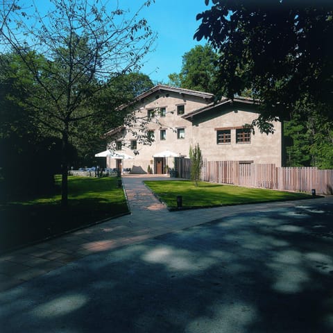 Property building, Facade/entrance, Day