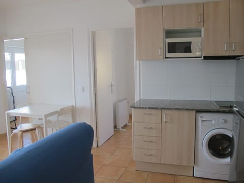 Kitchen or kitchenette, Dining area, stove, washing machine