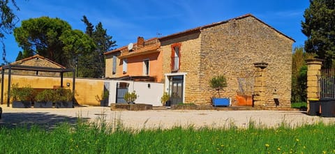 Property building, Patio, Dining area, Parking