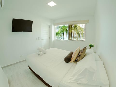 Bed, TV and multimedia, Photo of the whole room, Bedroom, Pets, Guests, Sea view, Street view, Breakfast, Buffet breakfast, Lunch, Dinner, locker, safe, towels, wedding, air conditioner