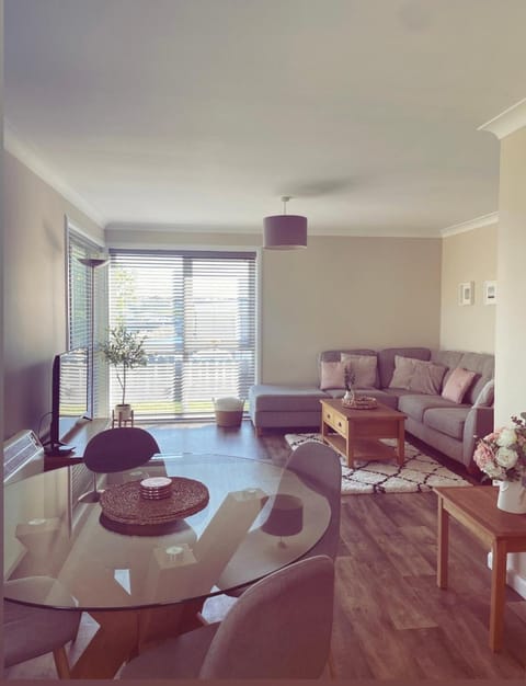 Malva - Modern 2 Bedroom Bungalow in Wick Sleeps 4 with private parking - NC500 Route House in Wick