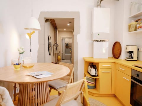 Coffee/tea facilities, Kitchen or kitchenette, Dining area