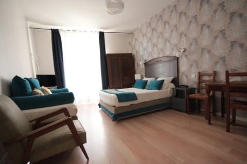 Bed, Photo of the whole room, Seating area, Bedroom