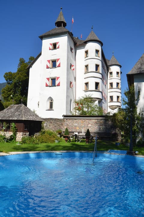 Property building, Facade/entrance, Summer, Garden, Balcony/Terrace, Garden view, Pool view, Swimming pool