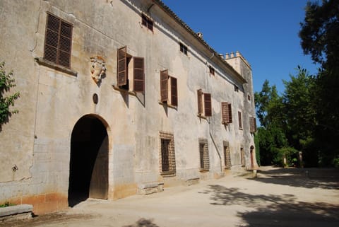 Property building, Facade/entrance, Day