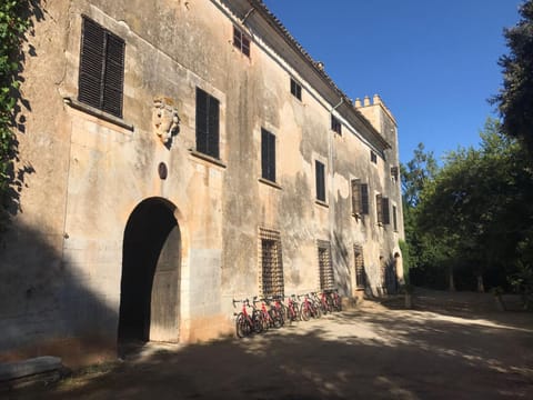 Property building, Facade/entrance, Day