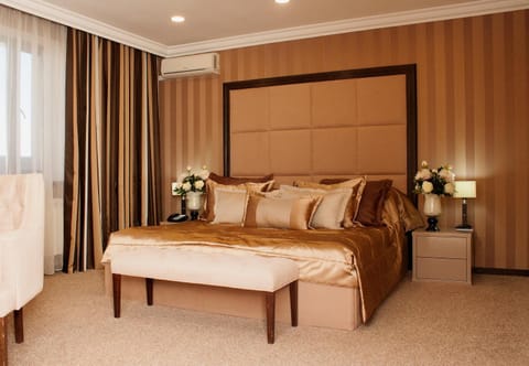 Spring, Bed, Photo of the whole room, Decorative detail, Bedroom