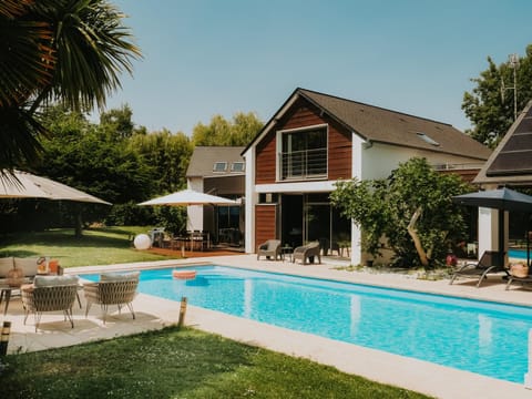 Property building, Patio, Garden, Garden view, Pool view, Swimming pool, Swimming pool, sunbed