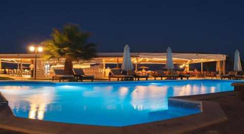 Restaurant/places to eat, Lounge or bar, Swimming pool