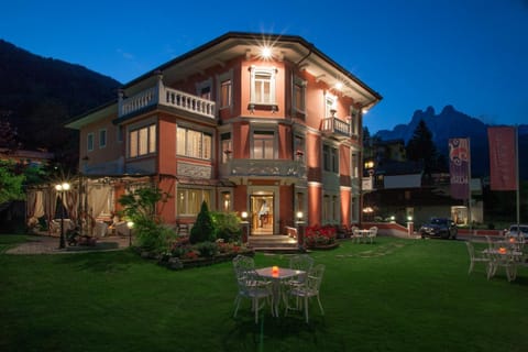 Property building, Garden view, Landmark view, Mountain view, Sunset